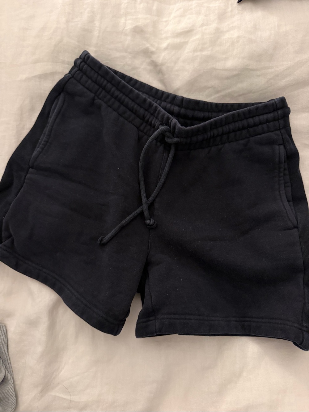 Aritzia TNA Cozy fleece boyfriend sweatshorts 5”